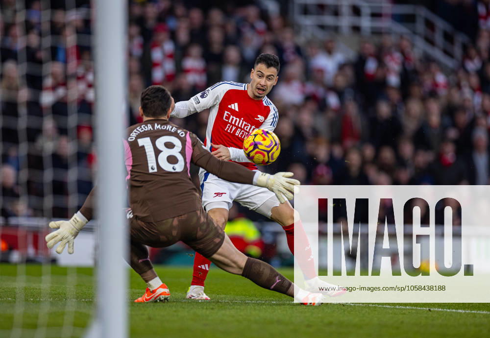 Football - FA Premier League - Arsenal FC v Manchester City FC LONDON, ENGLAND - Sunday, February 2, 2025: Arsenal s Gabriel Martinelli beats Manchester City s goalkeeper Stefan Ortega but his goal is disallowed during the FA Premier League match between Arsenal FC and Manchester City FC at the Emirates Stadium. (Photo by David Rawcliffe Propaganda) LONDON Emirates Stadium GREATER LONDON ENGLAND