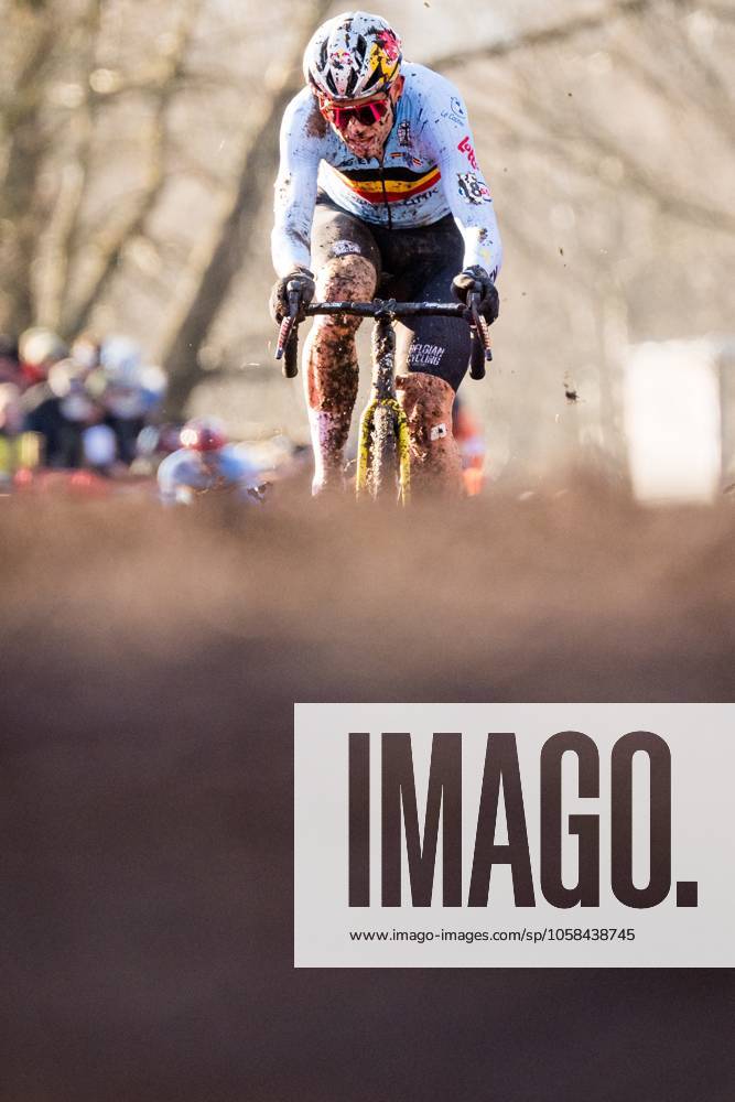Belgian Wout van Aert pictured in action during the elite men competition of the UCI cyclocross World Championship, WM, Weltmeisterschaft in Lievin, France, Sunday 02 February 2025. The world championships are taking place from 31 January until 02 February. JASPERxJACOBS x111656474x