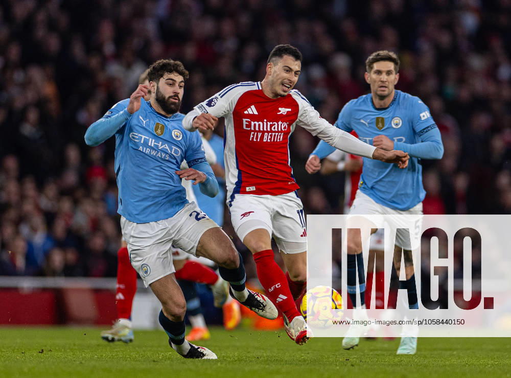 Football - FA Premier League - Arsenal FC v Manchester City FC LONDON, ENGLAND - Sunday, February 2, 2025: Arsenal s Gabriel Martinelli (R) is challenged by Manchester City s Joško Gvardiol during the FA Premier League match between Arsenal FC and Manchester City FC at the Emirates Stadium. (Photo by David Rawcliffe Propaganda) LONDON Emirates Stadium GREATER LONDON ENGLAND