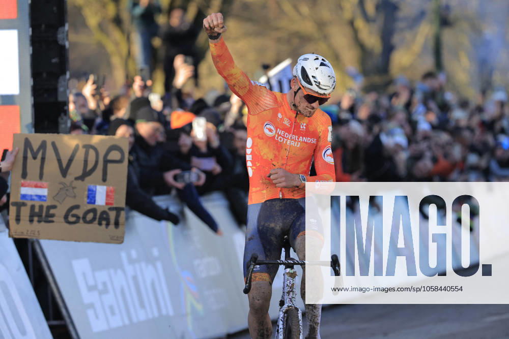 CICLISMO - Ciclocross - 2025 UCI Cyclo-Cross World Championships World Championship, WM, Weltmeisterschaft Cyclo-Cross 2025 - Lievin, France - Elite Men - Mathieu Van Der Poel during the competion during 2025 UCI Cyclo-Cross World Championships, Cyclocross race in Lievin, France, February 02 2025 Lievin France
