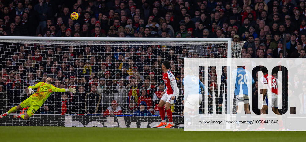 Football - FA Premier League - Arsenal FC v Manchester City FC LONDON, ENGLAND - Sunday, February 2, 2025: Arsenal s goalkeeper David Raya makes a save onto the cross-bar during the FA Premier League match between Arsenal FC and Manchester City FC at the Emirates Stadium. (Photo by David Rawcliffe Propaganda) LONDON Emirates Stadium GREATER LONDON ENGLAND