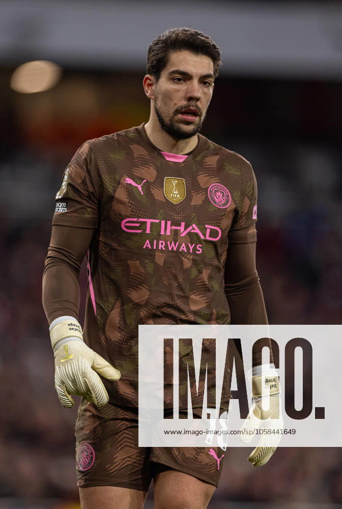 Football - FA Premier League - Arsenal FC v Manchester City FC LONDON, ENGLAND - Sunday, February 2, 2025: Manchester City s goalkeeper Stefan Ortega during the FA Premier League match between Arsenal FC and Manchester City FC at the Emirates Stadium. (Photo by David Rawcliffe Propaganda) LONDON Emirates Stadium GREATER LONDON ENGLAND