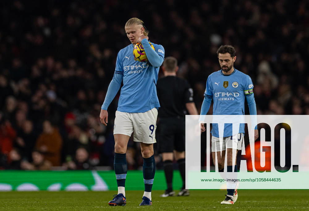 Football - FA Premier League - Arsenal FC v Manchester City FC LONDON, ENGLAND - Sunday, February 2, 2025: Manchester City s Erling Haaland looks dejected as Arsenal score their third goal to make the score 3-1 during the FA Premier League match between Arsenal FC and Manchester City FC at the Emirates Stadium. (Photo by David Rawcliffe Propaganda) LONDON Emirates Stadium GREATER LONDON ENGLAND