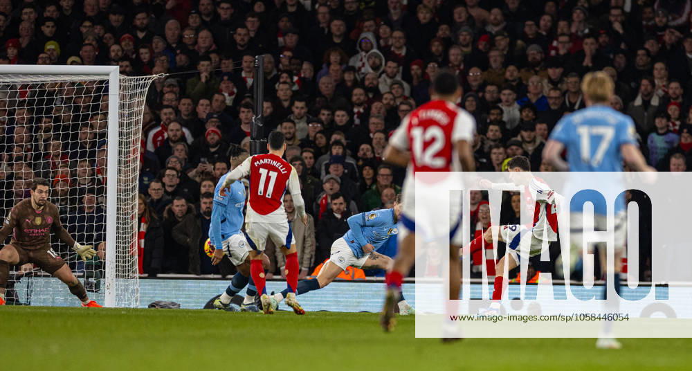 Football - FA Premier League - Arsenal FC v Manchester City FC LONDON, ENGLAND - Sunday, February 2, 2025: Arsenal s Kai Havertz scores his side s fourth goal during the FA Premier League match between Arsenal FC and Manchester City FC at the Emirates Stadium. (Photo by David Rawcliffe Propaganda) LONDON Emirates Stadium GREATER LONDON ENGLAND