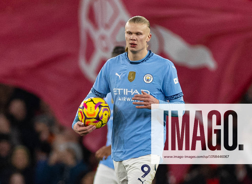 Football - FA Premier League - Arsenal FC v Manchester City FC LONDON, ENGLAND - Sunday, February 2, 2025: Manchester City s Erling Haaland looks dejected as Arsenal score their fourth goal during the FA Premier League match between Arsenal FC and Manchester City FC at the Emirates Stadium. (Photo by David Rawcliffe Propaganda) LONDON Emirates Stadium GREATER LONDON ENGLAND