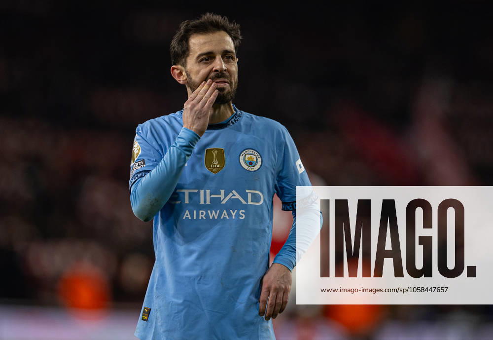 Football - FA Premier League - Arsenal FC v Manchester City FC LONDON, ENGLAND - Sunday, February 2, 2025: Manchester City s Bernardo Silva looks dejected after the FA Premier League match between Arsenal FC and Manchester City FC at the Emirates Stadium. Arsenal won 5-1. (Photo by David Rawcliffe Propaganda) LONDON Emirates Stadium GREATER LONDON ENGLAND