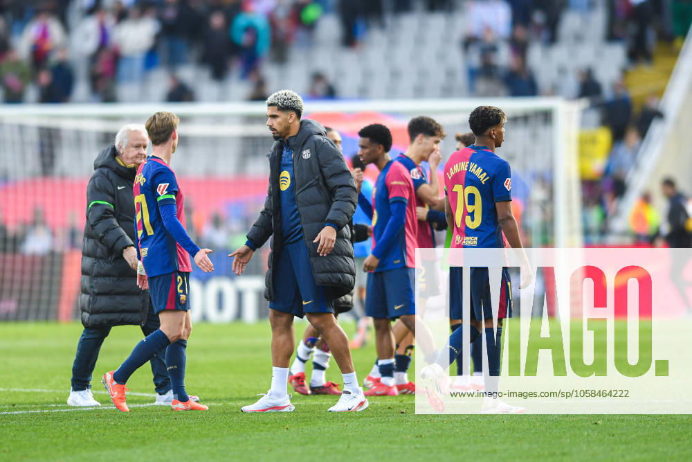 FC Barcelona, Barca v DEPORTIVO ALAVES. OLIMPIC STADIUM LLUIS COMPANYS. MONTJUIC,BARCELONA. February 2,2025 FC BARCELONA vs DEPORTIVO ALAVES. February 2, 2025 Frenkie de Jong (21) of FC Barcelona and Ronald Araujo (4) of FC Barcelona at the end of the match between FC Barcelona and Deportivo Alaves corresponding to the twenty two day of La Liga EA Sports at Olimpic Stadium Lluis Companys of Montjuic in Barcelona, Spain. Barcelona ESP