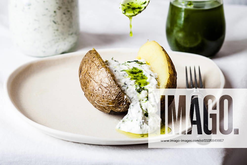 Baked potato with herb quark and homemade ramson oil SBDF04326