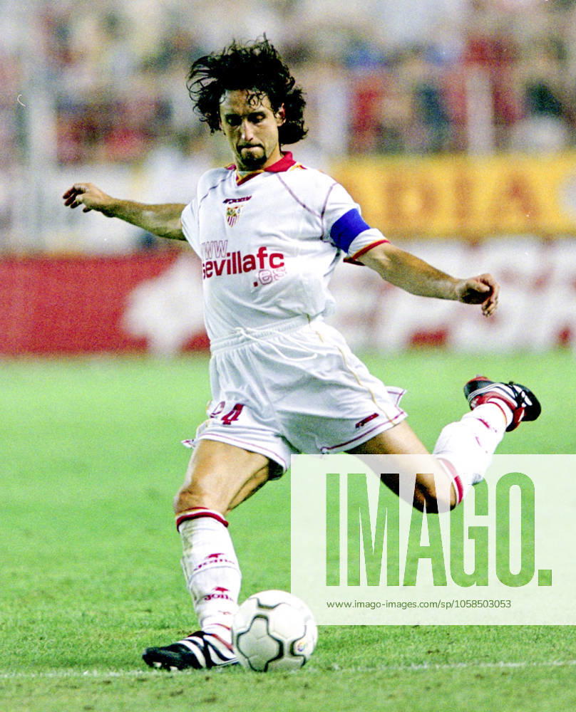 Football, La Liga 2001 2002, Sevilla Barcelona Pablo Alfaro of Sevilla Photo BILDBYRAN 24761 24761 10 scanx football fotboll la liga sevilla barcelona 24761 season 2001 2002 2001 02 2001 02 2001 bbeng dia