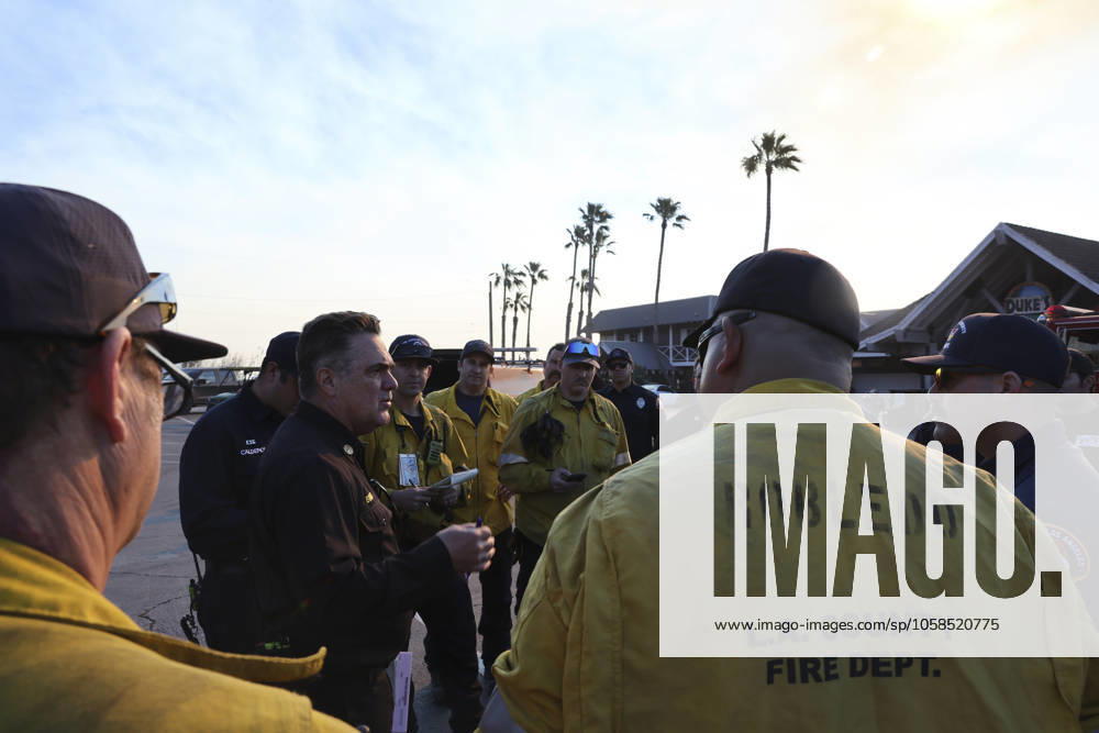 Los Angeles County Fire Department Battalion Chiefs JOSHUA BINDER calls a captains meeting with his firefighters to coordinate their containment effort for the Palisades Fire at Duke s Malibu. California Wildfires 2025: Palisades Fire - ZUMA 20250110_mda_j180_854