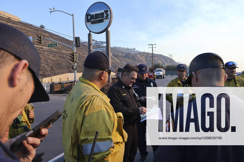 Los Angeles County Fire Department Battalion Chiefs JOSHUA BINDER calls a captains meeting with his firefighters to coordinate their containment effort for the Palisades Fire at Duke s Malibu. California Wildfires 2025: Palisades Fire - ZUMA 20250110_mda_j180_856