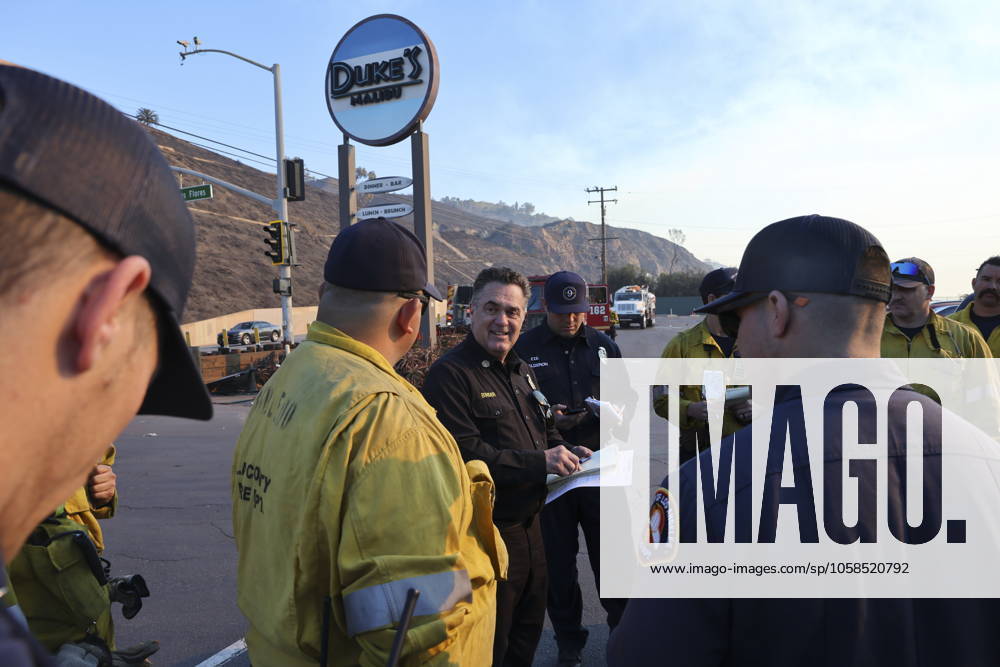 Los Angeles County Fire Department Battalion Chiefs JOSHUA BINDER calls a captains meeting with his firefighters to coordinate their containment effort for the Palisades Fire at Duke s Malibu. California Wildfires 2025: Palisades Fire - ZUMA 20250110_mda_j180_857