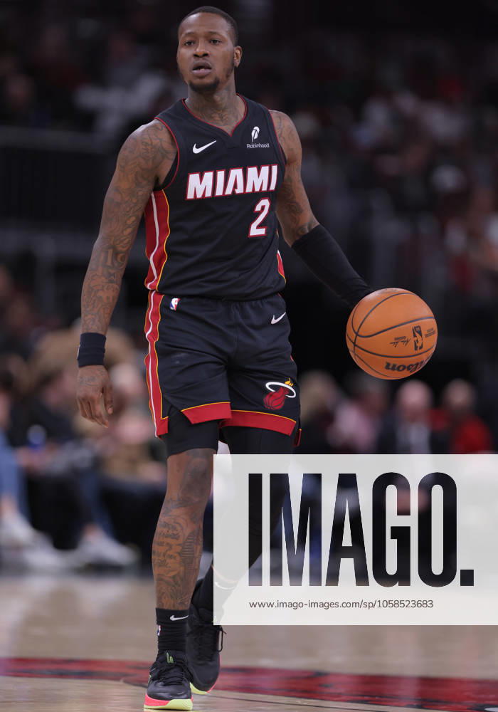 CHICAGO, IL - FEBRUARY 04: Terry Rozier 2 of the Miami Heat brings the ball up court during the second half against the Chicago Bulls on February 4, 2025 at the United Center in Chicago, Illinois. (Photo by Melissa Tamez Icon Sportswire) NBA, Basketball Herren, USA FEB 04 Heat at Bulls Icon250204101