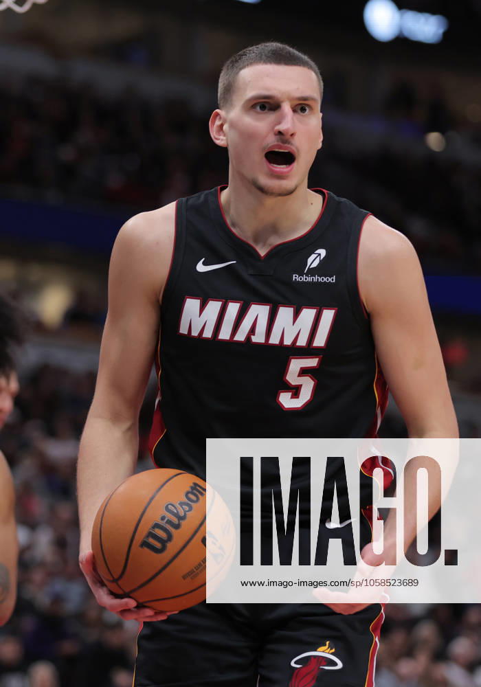CHICAGO, IL - FEBRUARY 04: Nikola Jovic 5 of the Miami Heat reacts to a call during the second half against the Chicago Bulls on February 4, 2025 at the United Center in Chicago, Illinois. (Photo by Melissa Tamez Icon Sportswire) NBA, Basketball Herren, USA FEB 04 Heat at Bulls Icon250204102