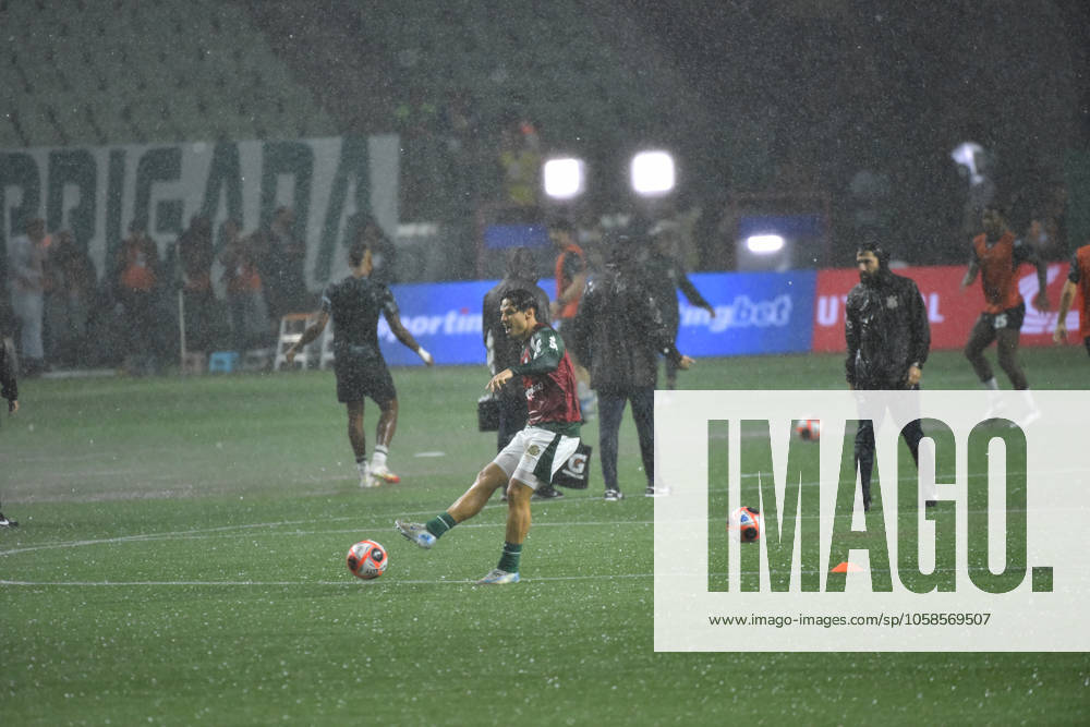 Palmeiras x Corinthians SÃO PAULO, SP - 06.02.2025: PALMEIRAS X CORINTHIANS - Heavy rain and hail moments before the match between Palmeiras x Corinthians, valid for the seventh round of the 2025 São Paulo Football Championship, this Thursday, (6) at Allianz Parque, SP. (Photo: Roberto Casimiro Fotoarena) x2685456x RobertoxCasimiro