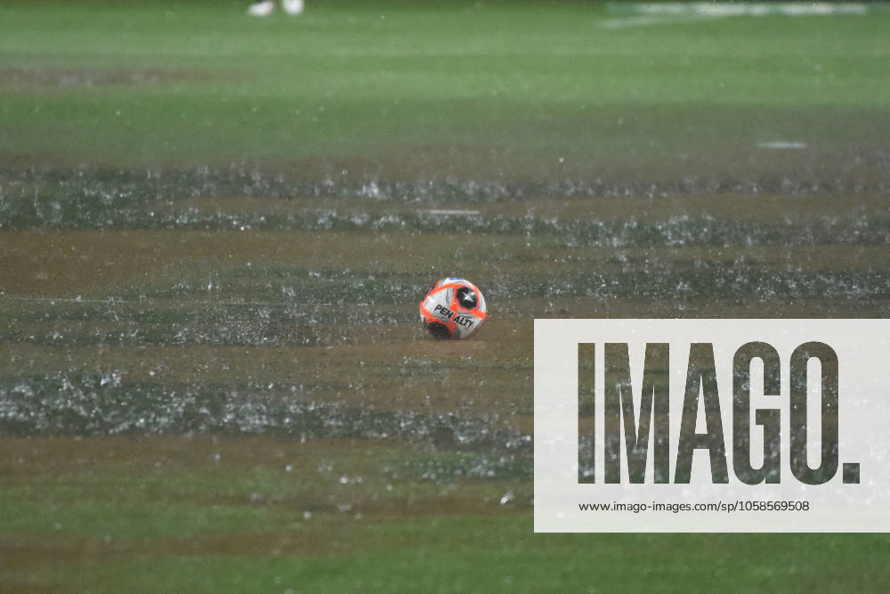 Palmeiras x Corinthians SÃO PAULO, SP - 06.02.2025: PALMEIRAS X CORINTHIANS - Heavy rain and hail moments before the match between Palmeiras x Corinthians, valid for the seventh round of the 2025 São Paulo Football Championship, this Thursday, (6) at Allianz Parque, SP. (Photo: Roberto Casimiro Fotoarena) x2685457x RobertoxCasimiro