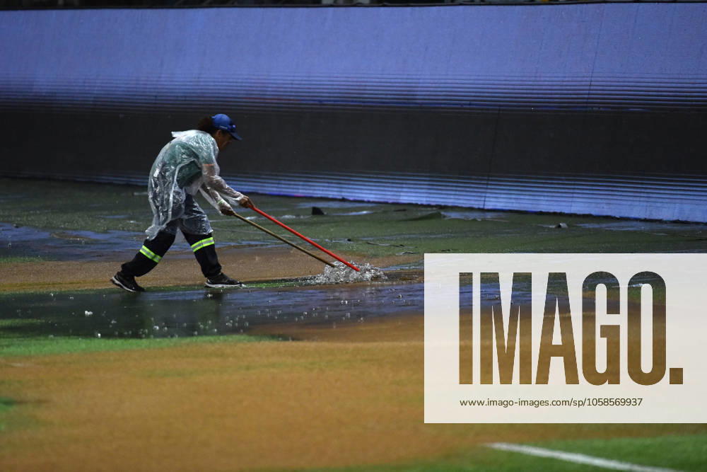 Palmeiras x Corinthians SÃO PAULO, SP - 06.02.2025: PALMEIRAS X CORINTHIANS - Heavy rain and hail delay the start of the match between Palmeiras x Corinthians, valid for the seventh round of the 2025 São Paulo Football Championship, this Thursday, (6) at Allianz Parque, SP. (Photo: Roberto Casimiro Fotoarena) x2685473x RobertoxCasimiro