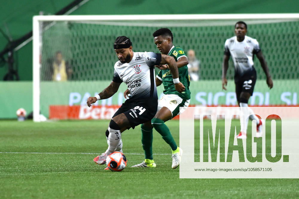 Palmeiras x Corinthians SÃO PAULO, SP - 06.02.2025: PALMEIRAS X CORINTHIANS - Memphis, a Corinthians player, and Estevão, a Palmeiras player, fight for the ball during the match between Palmeiras x Corinthians, valid for the seventh round of the 2025 São Paulo Football Championship, this Thursday, (6) at Allianz Parque, SP. (Photo: Roberto Casimiro Fotoarena) x2685511x RobertoxCasimiro