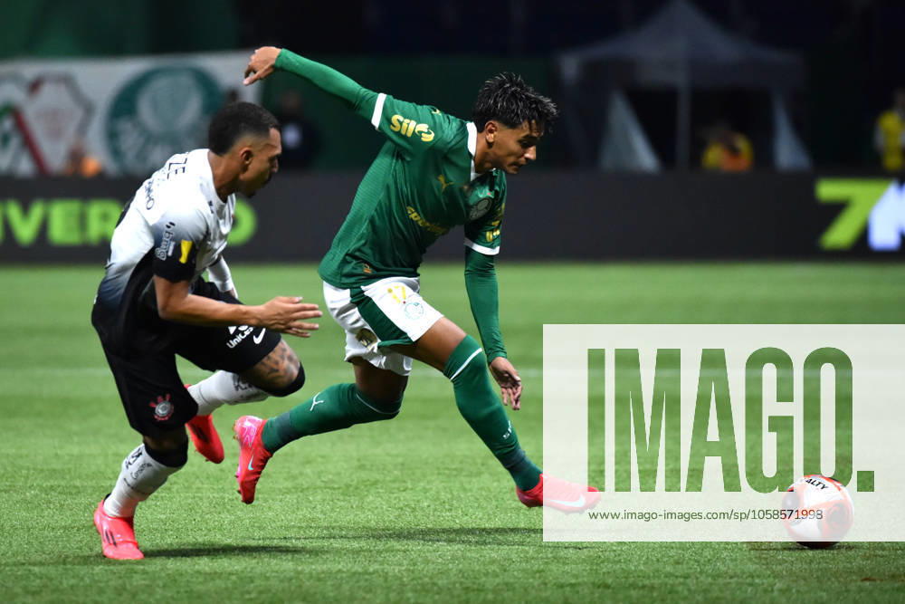 Palmeiras x Corinthians SÃO PAULO, SP - 06.02.2025: PALMEIRAS X CORINTHIANS - Torres, a Palmeiras player, and Matheuzinho, a Corinthians player, fight for the ball during the match between Palmeiras x Corinthians, valid for the seventh round of the 2025 São Paulo Football Championship, this Thursday, (6) at Allianz Parque, SP. (Photo: Roberto Casimiro Fotoarena) x2685582x RobertoxCasimiro