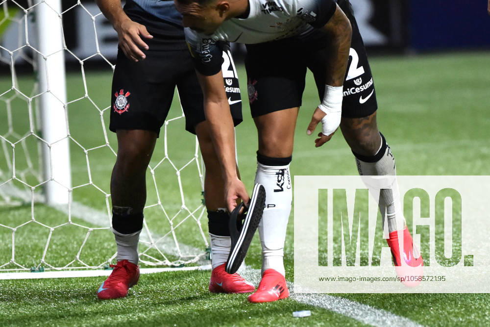 Palmeiras x Corinthians SÃO PAULO, SP - 06.02.2025: PALMEIRAS X CORINTHIANS - Corinthians players watching a flip-flop thrown by the fans at the end of the match between Palmeiras x Corinthians, valid for the seventh round of the 2025 São Paulo Football Championship, this Thursday, (6) at Allianz Parque, SP. (Photo: Roberto Casimiro Fotoarena) x2685600x RobertoxCasimiro