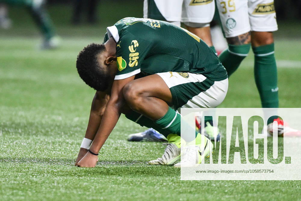 Palmeiras x Corinthians SÃO PAULO, SP - 06.02.2025: PALMEIRAS X CORINTHIANS - Palmeiras player Estevão misses a penalty kick during the match between Palmeiras x Corinthians, valid for the seventh round of the 2025 São Paulo Football Championship, this Thursday, (6) at Allianz Parque, SP. (Photo: Roberto Casimiro Fotoarena) x2685659x RobertoxCasimiro
