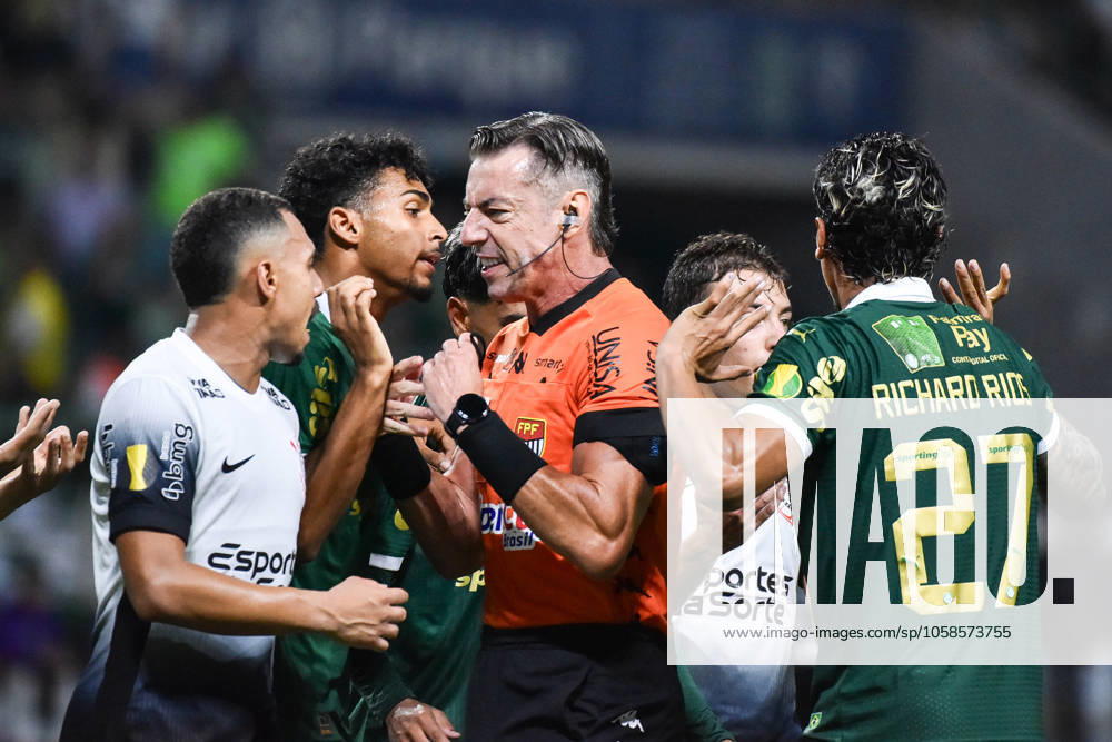 Palmeiras x Corinthians SÃO PAULO, SP - 06.02.2025: PALMEIRAS X CORINTHIANS - Referee Raphael Claus during the match between Palmeiras x Corinthians, valid for the seventh round of the 2025 São Paulo Football Championship, this Thursday, (6) at Allianz Parque, SP. (Photo: Roberto Casimiro Fotoarena) x2685660x RobertoxCasimiro