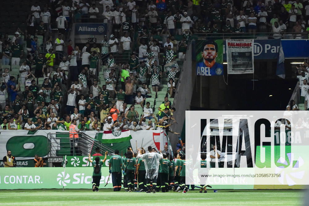 Palmeiras x Corinthians SÃO PAULO, SP - 06.02.2025: PALMEIRAS X CORINTHIANS - People who worked on the soaked and damaged lawn receive affection from the fans after heavy rain and hail that delayed the start of the match between Palmeiras x Corinthians, valid for the seventh round of the 2025 São Paulo Football Championship, this Thursday, (6) at Allianz Parque, SP. (Photo: Roberto Casimiro Fotoarena) x2685661x RobertoxCasimiro