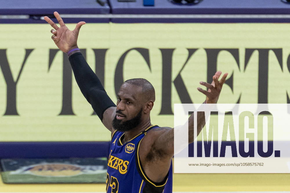 (250207) -- LOS ANGELES, Feb. 7, 2025 -- Los Angeles Lakers LeBron James celebrates after hitting a 3-point shot during the 2024-2025 NBA, Basketball Herren, USA regular season match between Los Angeles Lakers and Golden State Warriors in Los Angeles, the United States, Feb. 6, 2025. (Photo by Ringo Chiu Xinhua) (SP)U.S.-LOS ANGELES-BASKETBALL-NBA-WARRIORS VS LAKERS ZhaoxHanrong