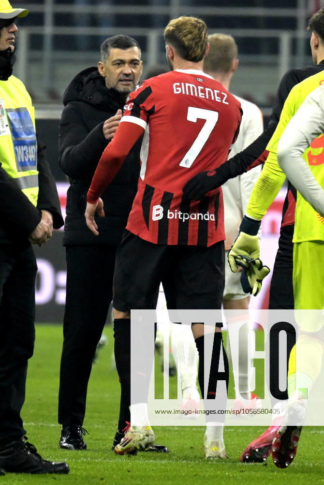 Foto IPP Paolo Bona Milano 05 02 2025 Coppa Italia di Calcio stagione 2024 2025 partita Milan-Roma Nella foto Sergio Conceicao, allenatore del Milan, con Santiago Gimenez Italy Photo Press Worldwide Copyright italy ITALY