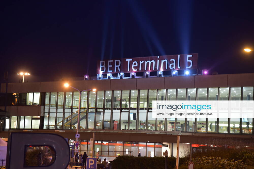 SXF becomes BER Lichtspiele for the ceremonial opening to rename the terminal Welcome and handover of the previous illuminated letters, BER Terminal 5, formerly Schönefeld Airport, community in the Brandenburg district of Dahme Spreewald on 24 10 2020 Photopress Mueller