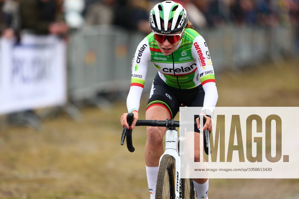 Italian Sara Casasola pictured in action during the women elite race of the Noordzeecross cyclocross cycling event in Middelkerke, the eighth and last race of the Superprestige competition on Saturday 08 February 2025. DAVIDxPINTENS x111984201x