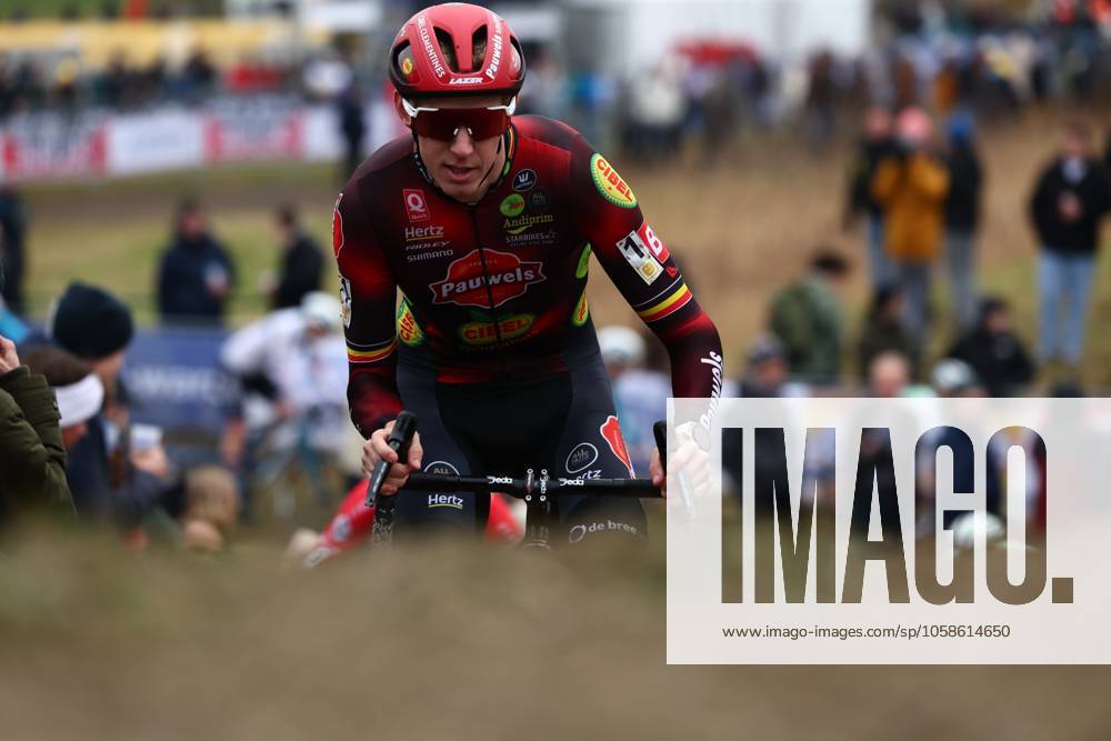 Belgian Michael Vanthourenhout pictured in action during the men elite race of the Noordzeecross cyclocross cycling event in Middelkerke, the eighth and last race of the Superprestige competition on Saturday 08 February 2025. DAVIDxPINTENS x111985649x
