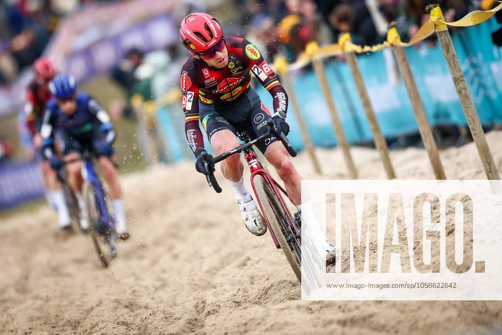 Belgian Eli Iserbyt pictured in action during the men elite race of the Noordzeecross cyclocross cycling event in Middelkerke, the eighth and last race of the Superprestige competition on Saturday 08 February 2025. DAVIDxPINTENS x111995954x