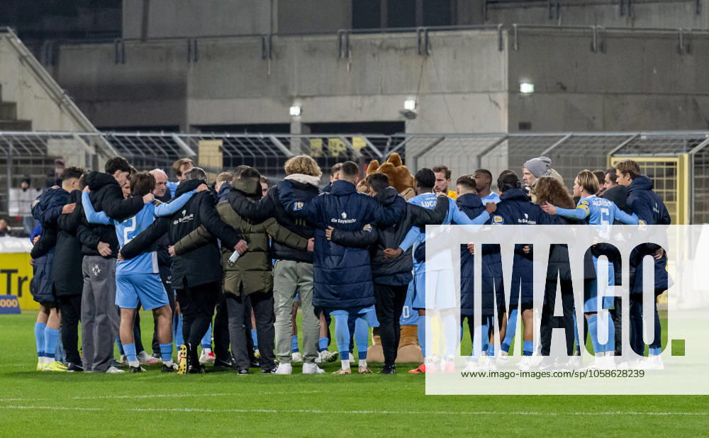 The lions in the players circle after the end of the match GER, TSV 1860 Muenchen vs FC Ingolstadt 04, Football, Bundesliga 3, Matchday 23, Season 2024 2025, 08 02 2025 GER, TSV 1860 Muenchen vs FC Ingolstadt 04, Football, Bundesliga 3, Matchday 23, Season 2024 2025, 08 02 2025 Muenchen