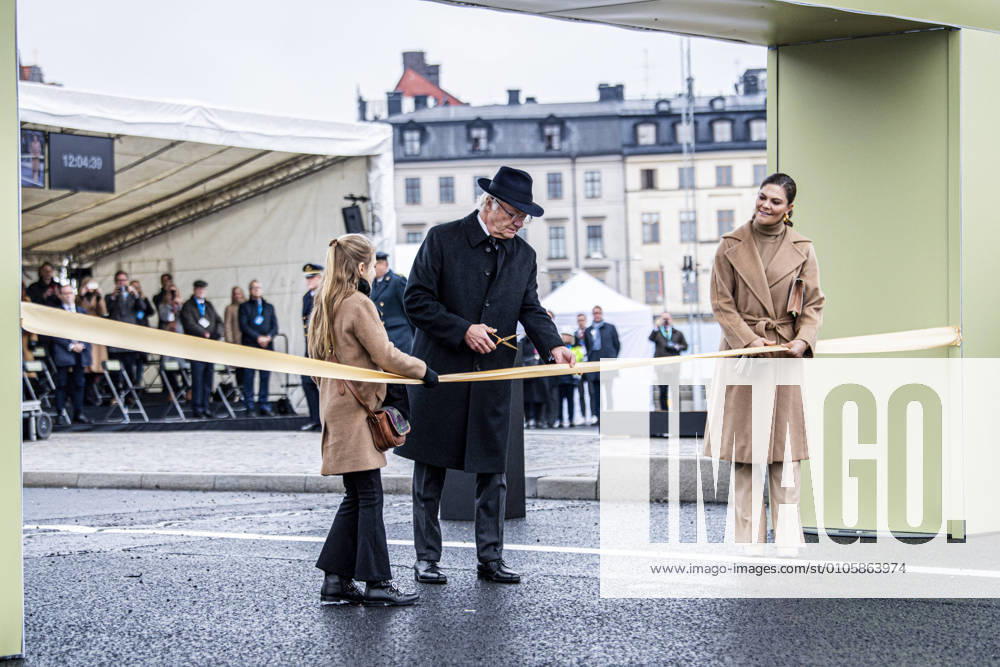 Princess Estelle, King Carl XVI Gustaf, Crown Princess Victoria Inauguration of the golden bridge Slussbron in Stockholm, Sweden 25 Oct 2020 2020 10 25 c LORENTZ ALLARD ROBIN Aftonbladet TT EXPRESSEN OUT AFTONBLADET 85392 Stockholm Sverige