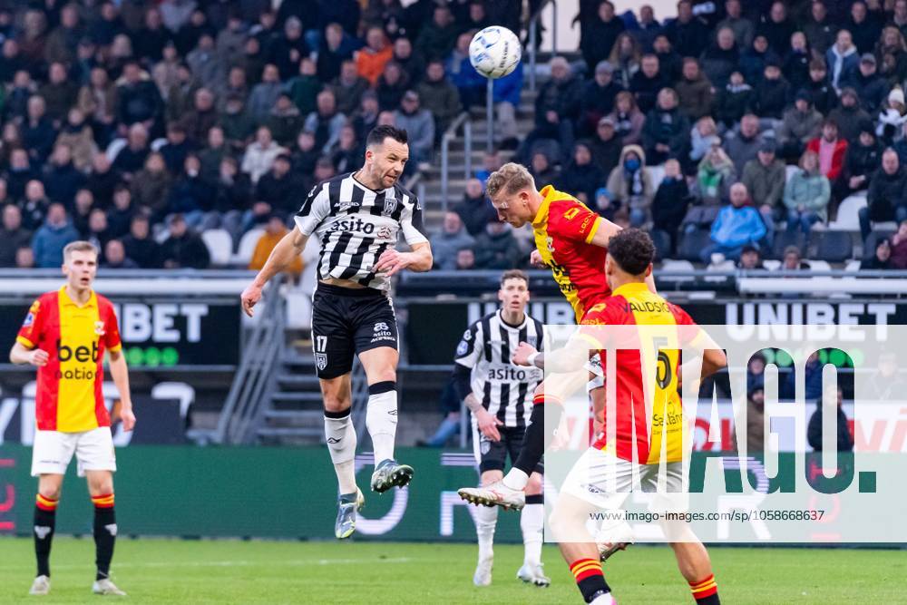 ALMELO, Stadium Asito, 08-02-2025 , season 2024 2025 , Dutch Eredivisie Football during the match Heracles - Go Ahead Eagles Heracles Almelo player Thomas Bruns Go Ahead Eagles player Joris Kramer Heracles - Go Ahead Eagles x27773629x