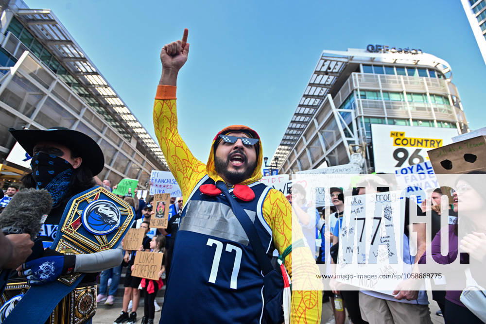 DALLAS, TX - FEBRUARY 08: A Dallas Mavericks fan protests the trade of Los Angeles Lakers point guard Luka Doncic outside the American Airlines Center before the start of a NBA, Basketball Herren, USA game between the Houston Rockets and Dallas Mavericks on Saturday, February 8, 2025 in Dallas, TX. (Photo by Austin McAfee Icon Sportswire) NBA: FEB 08 Dallas Mavericks Fans Protest Icon250208001
