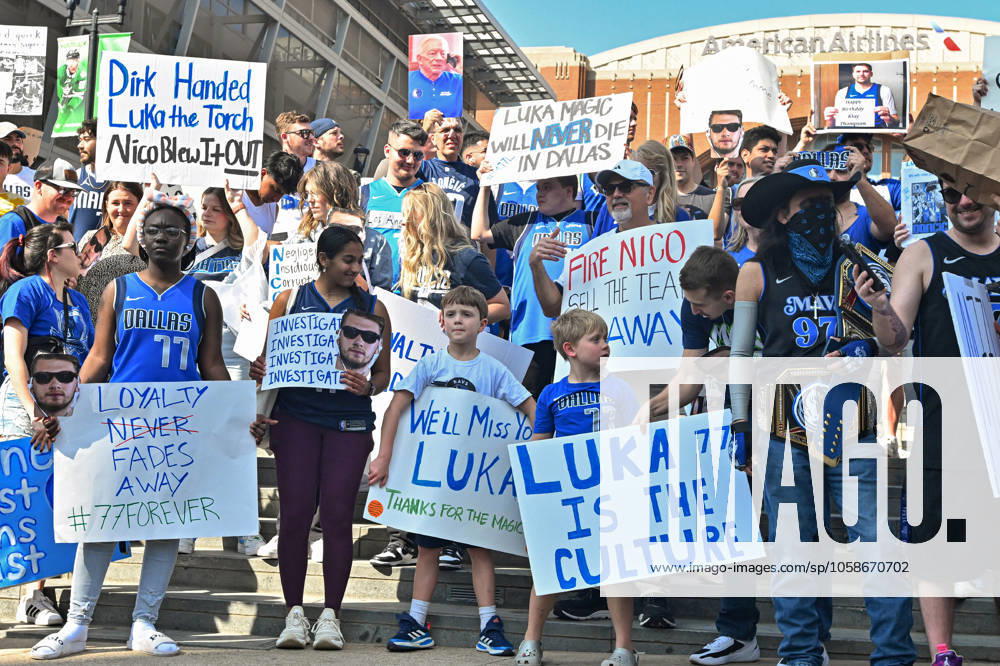 DALLAS, TX - FEBRUARY 08: Dallas Mavericks fans protest the trade of Los Angeles Lakers point guard Luka Doncic outside the American Airlines Center before the start of a NBA, Basketball Herren, USA game between the Houston Rockets and Dallas Mavericks on Saturday, February 8, 2025 in Dallas, TX. (Photo by Austin McAfee Icon Sportswire) NBA: FEB 08 Dallas Mavericks Fans Protest Icon250208015