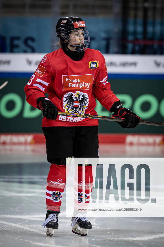 Olympia-Qualifikationsturnier: Österreich vs Slowakei; 09.02.25 Einlauf Tamara Grascher (Nr.13, Österreich) Olympia-Qualifikationsturnier: Österreich vs Slowakei; Bremerhaven, Eisarena am 09.02.25