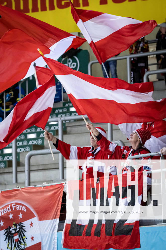 Olympia-Qualifikationsturnier: Österreich vs Slowakei; 09.02.25 Jubel Torjubel bei den Fans von Österreich Olympia-Qualifikationsturnier: Österreich vs Slowakei; Bremerhaven, Eisarena am 09.02.25