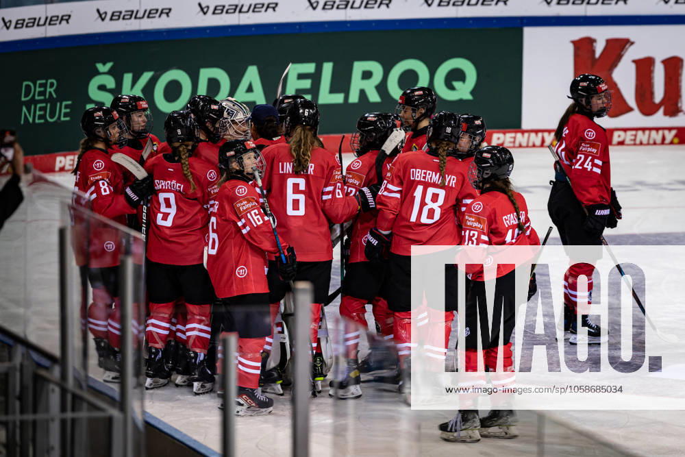 Olympic Qualification Tournament Austria vs. Slovakia 09 02 25 Cheers after victory for Team Austria Olympic Qualification Tournament Austria vs. Slovakia Bremerhaven, Eisarena on 09 02 25