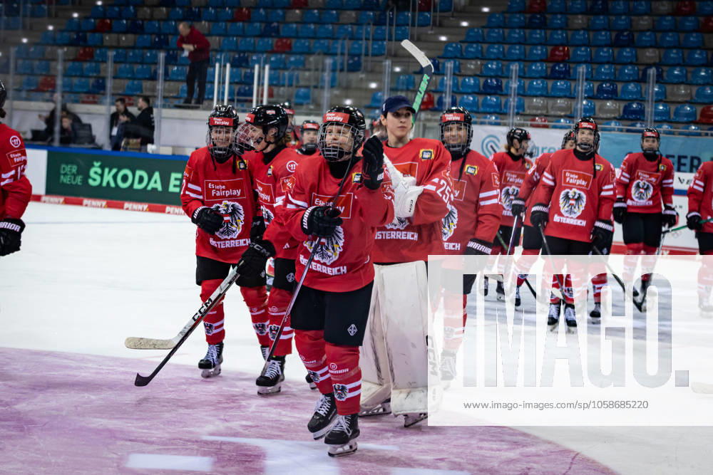 Olympic Qualification Tournament Austria vs. Slovakia 09 02 25 Cheers after victory for Team Austria Olympic Qualification Tournament Austria vs. Slovakia Bremerhaven, Eisarena on 09 02 25