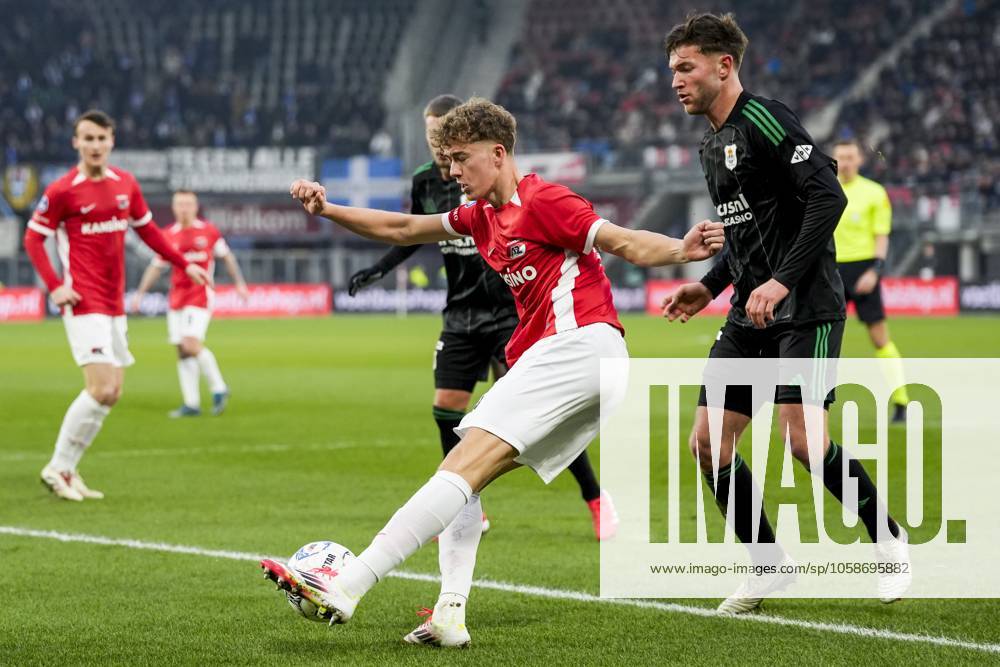 ALKMAAR - (l-r) Sven Mijnans of AZ Alkmaar, Damian van der Haar of PEC Zwolle during the Dutch Eredivisie match between AZ Alkmaar and PEC Zwolle at AFAS stadium on Feb. 11, 2025 in Alkmaar, Netherlands. ANP TOBIAS KLEUVER Dutch Eredivisie 2024 25 ANPxSportx IVx 519548608 originalFilename: 519548608