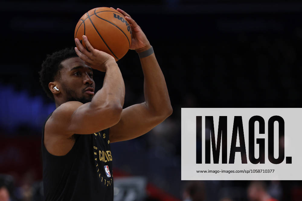 DONOVAN MITCHELL 45 of the Cleveland Cavaliers warms up before the game against the Washington Wizards. Washington USA - ZUMA 20250207_mda_s352_037