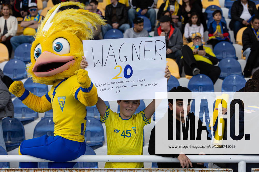 Liga Portugal Betclic match, Estoril Praia Vs Boavista FC in Cascais, Portugal - 9 Feb 2025 A fan of Estoril Praia Futebol SAD holds a placard asking Wagner to give him his shirt during the Liga Portugal Betclic match between Estoril Praia Futebol SAD and Boavista FC at Estadio Antonio Coimbra da Mota. Final score: Estoril Praia Futebol SAD 2 - 1 Boavista FC Cascais Portugal