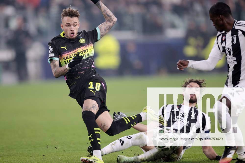 TURINE - (l-r) Noa Lang of PSV Eindhoven, Manuel Locatelli of Juventus FC during the UEFA Champions league playoff match between Juventus FC and PSV Eindhoven at Allianz Stadium on Feb. 11, 2025 in Turin, Italy. ANP JEROEN PUTMANS UEFA Champions League 2024 25 League Knockout Play-off First Leg 2024 25 ANPxSportx IVx 519730061 originalFilename: 519730061