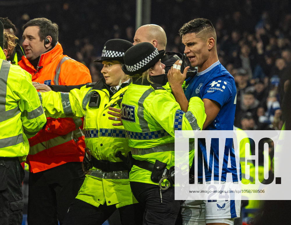 KW07 Football - FA Premier League - Everton FC v Liverpool FC LIVERPOOL, ENGLAND - Wednesday, February 12, 2025: Players clash after the FA Premier League match between Everton FC and Liverpool FC, the 245th Merseyside Derby and the last one at Goodison Park. (Photo by David Rawcliffe Propaganda) LIVERPOOL Goodison Park MERSEYSIDE ENGLAND