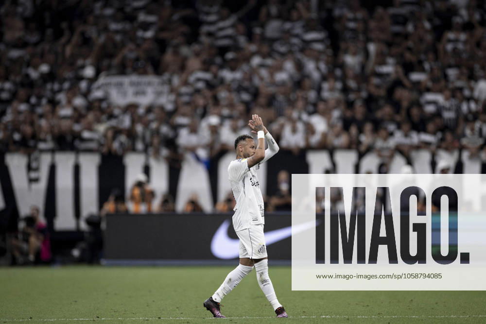 Corinthians x Santos SÃO PAULO, SP - 12.02.2025: CORINTHIANS X SANTOS - Neymar is substituted and applauds the fans during the match between Corinthians x Santos held at Neo Química Arena in São Paulo, SP. The match is valid for the 9th round of Paulistão 2025. (Photo: Marco Galvão Fotoarena) x2688523x MarcoxGalvão