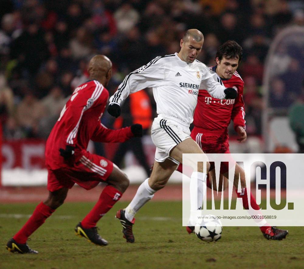Zinedine Zidane (Mitte, Real Madrid) gegen Willy Sagnol (re., beide Bayern) Fußball EC 1 Herren Champions League 2003 2004, FC Bayern München - Real Madrid CF 1:1, Achtelfinale, Vdig Gruppe München Dynamik,