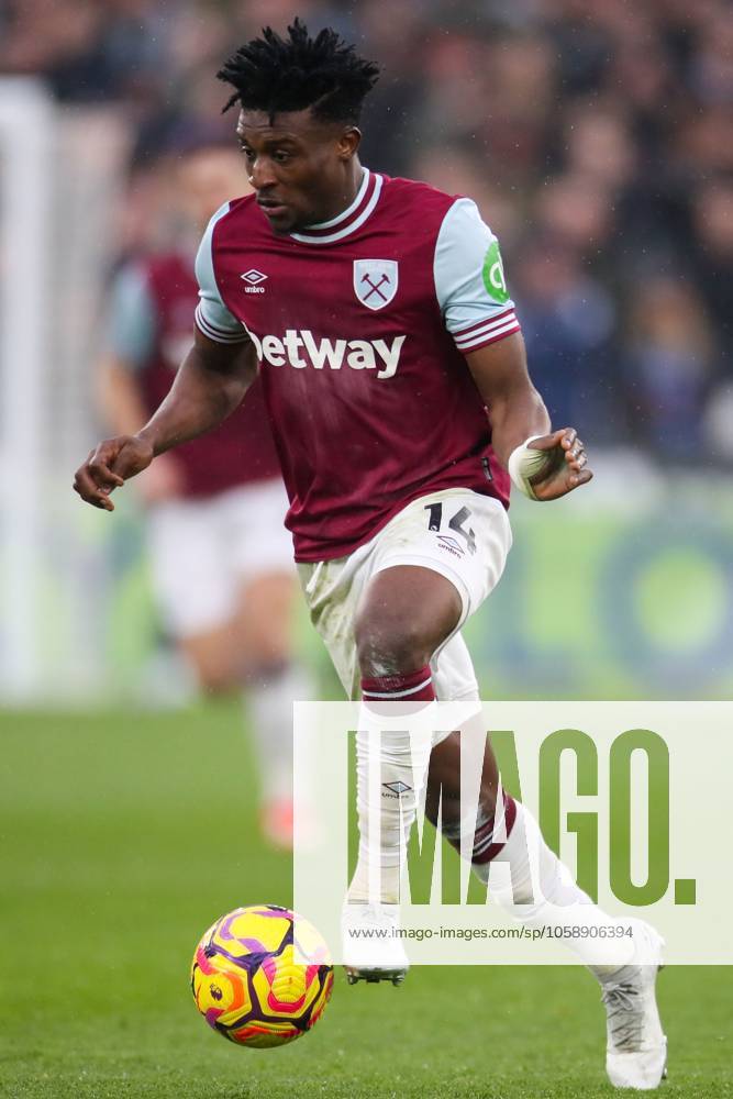 Mohammed Kudus of West Ham United in action with the ball West Ham United v Brentford, Football, Premier League, London Stadium, Stratford, London, UK - 15 02 2025 No use with unauthorised audio, video, data, fixture lists (outside the EU), club league logos or live services. Online in-match use limited to 45 images (+15 in extra time). No use to emulate moving images. No use in betting, games or